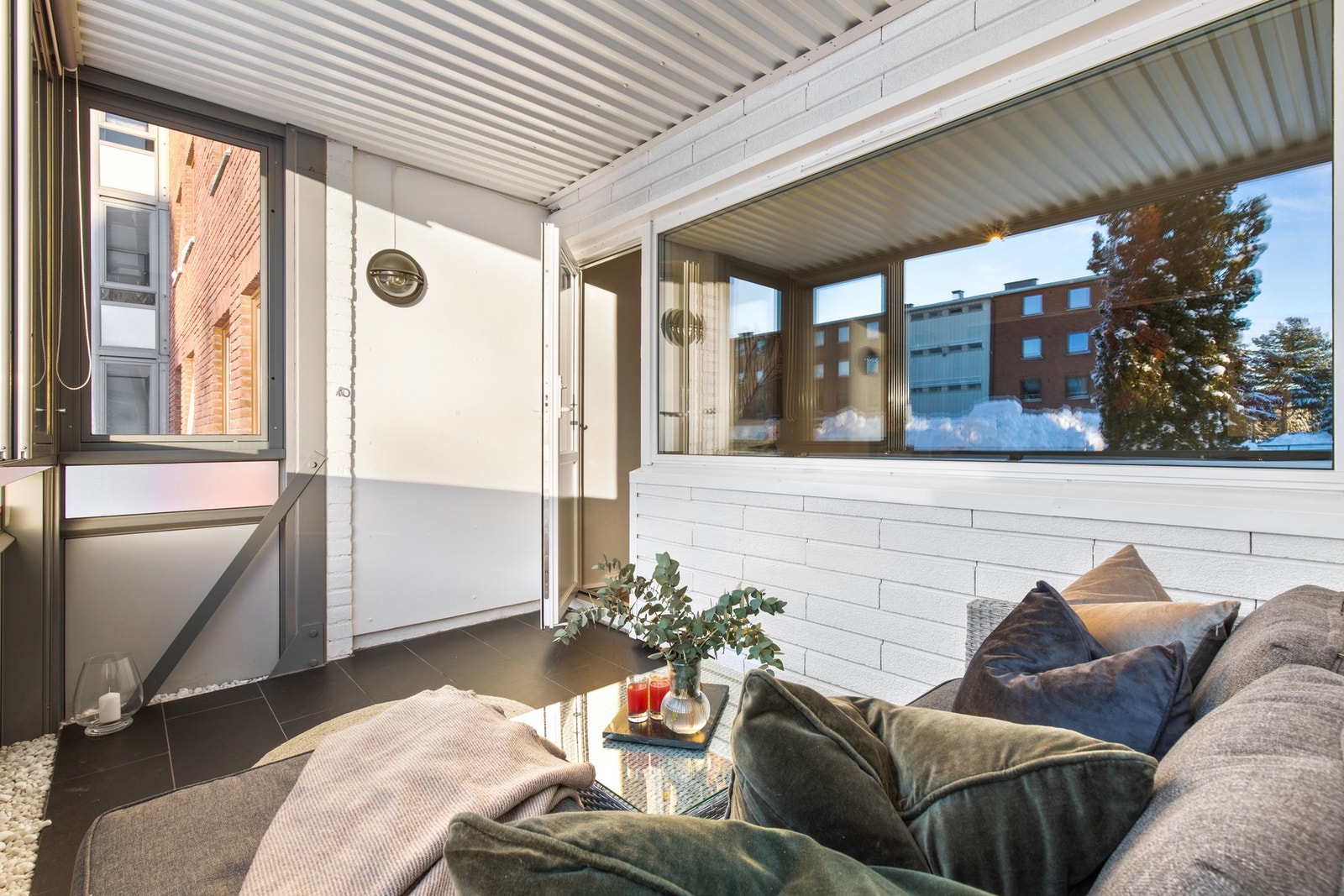 Koselig, vestvendt balkong på ca. 8 kvm med god plass til utemøblement (elektrisk grill tillatt). Galleribilde