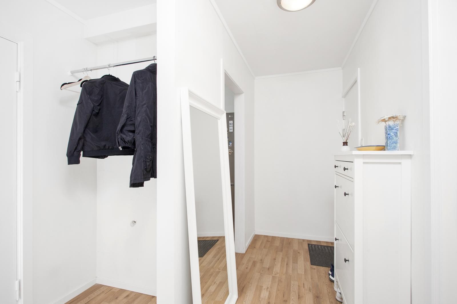 Hyggelig entre med skoskap. Galleribilde