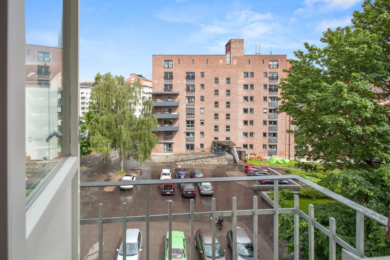 Liten balkong mot rolig bakgård, utgang fra soverom. Galleribilde