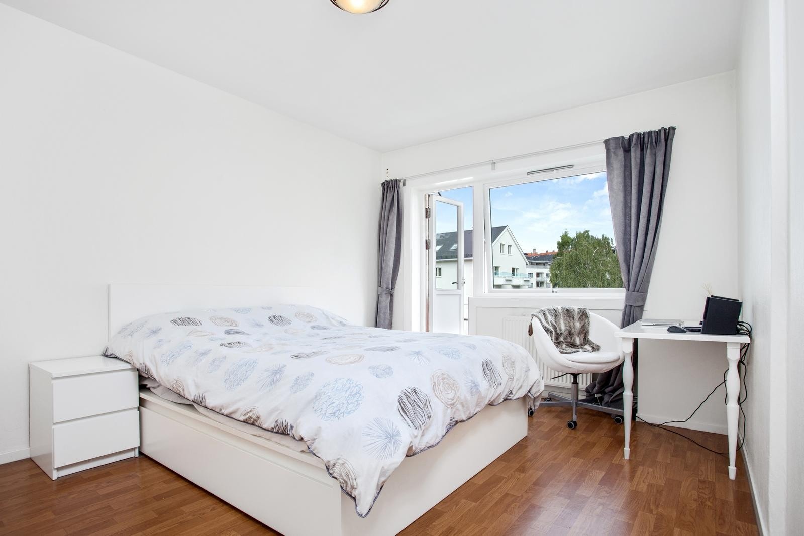 Romslig soverom med dobbeltseng og stort garderobeskap. Galleribilde