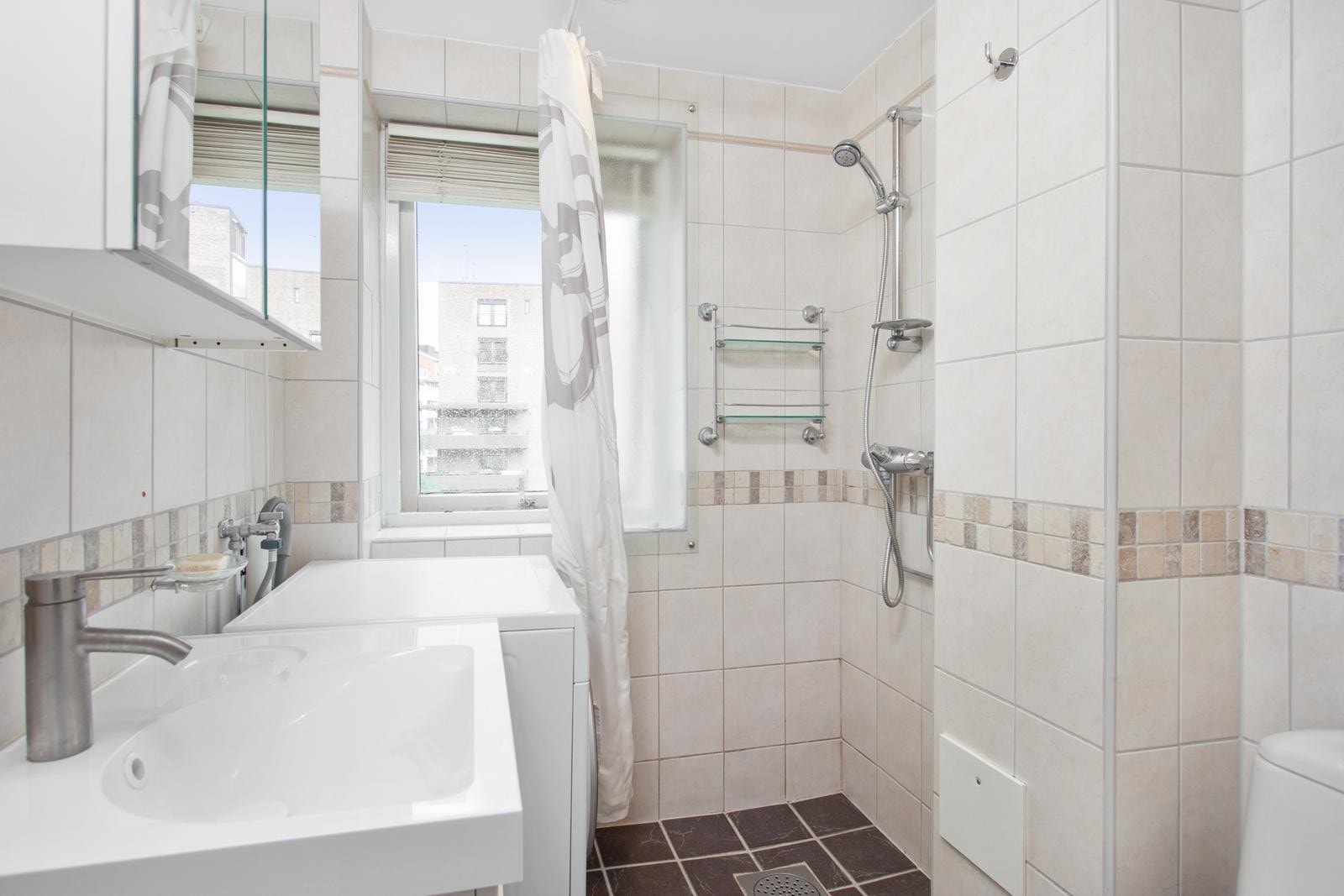 Baderom, vaskemaskin medfølger Galleribilde