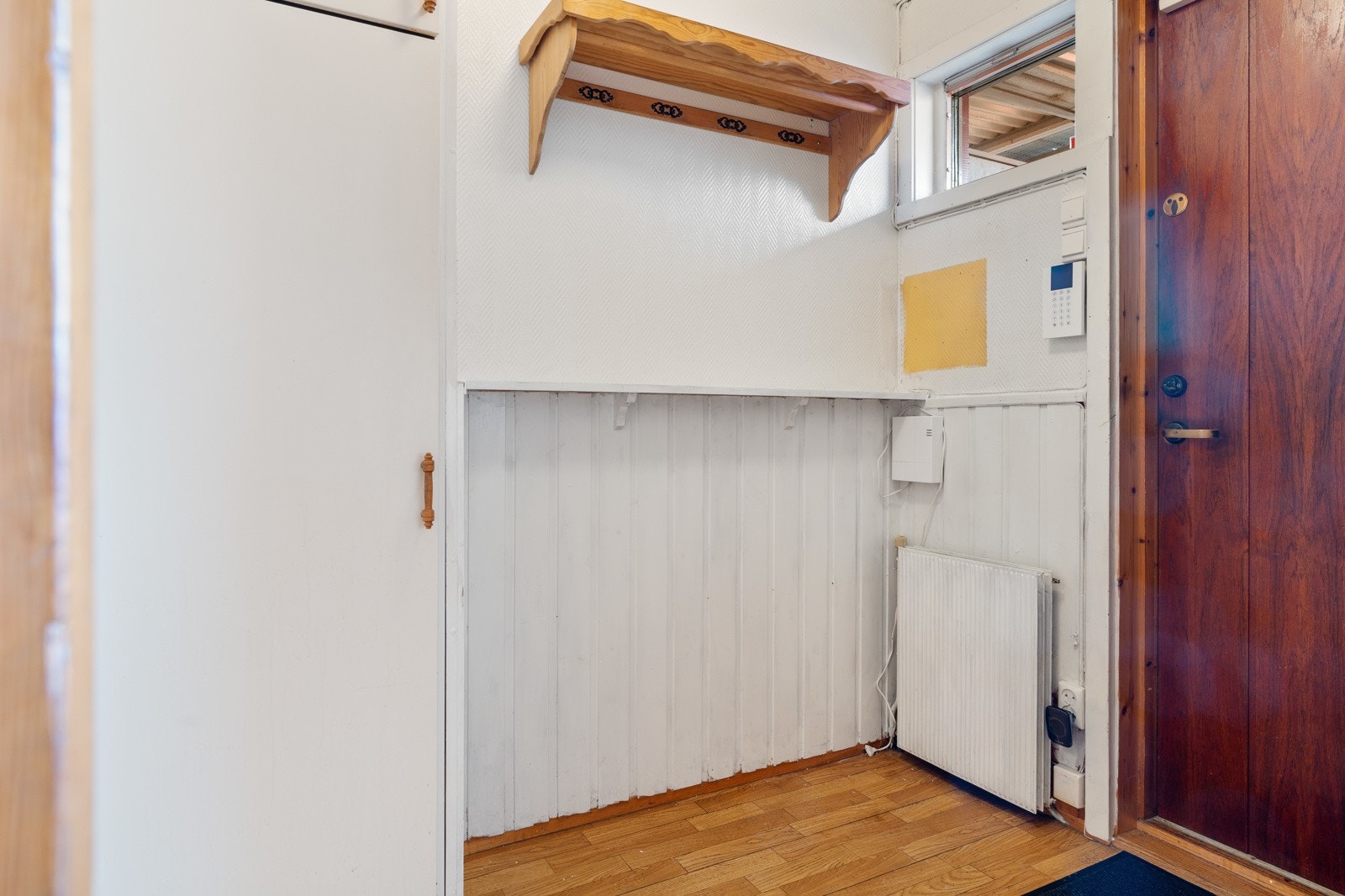 Forbi inngangsdøren blir du møtt av en romslig entré med god oppbevaringsplass for klær og sko. Entreen fordeler seg videre inn til et baderom, samt leilighetens stueareal. Galleribilde