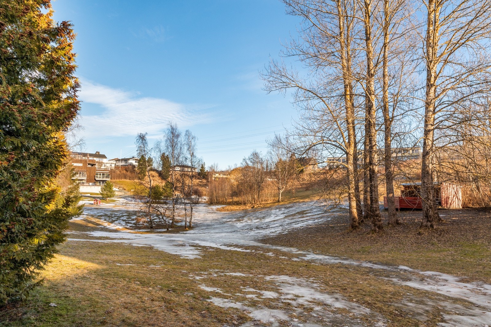 Leiligheten ligger i første etasje og har en fin beliggenhet i feltet, med nærhet til ett av borettslagets mange grøntområder. Galleribilde