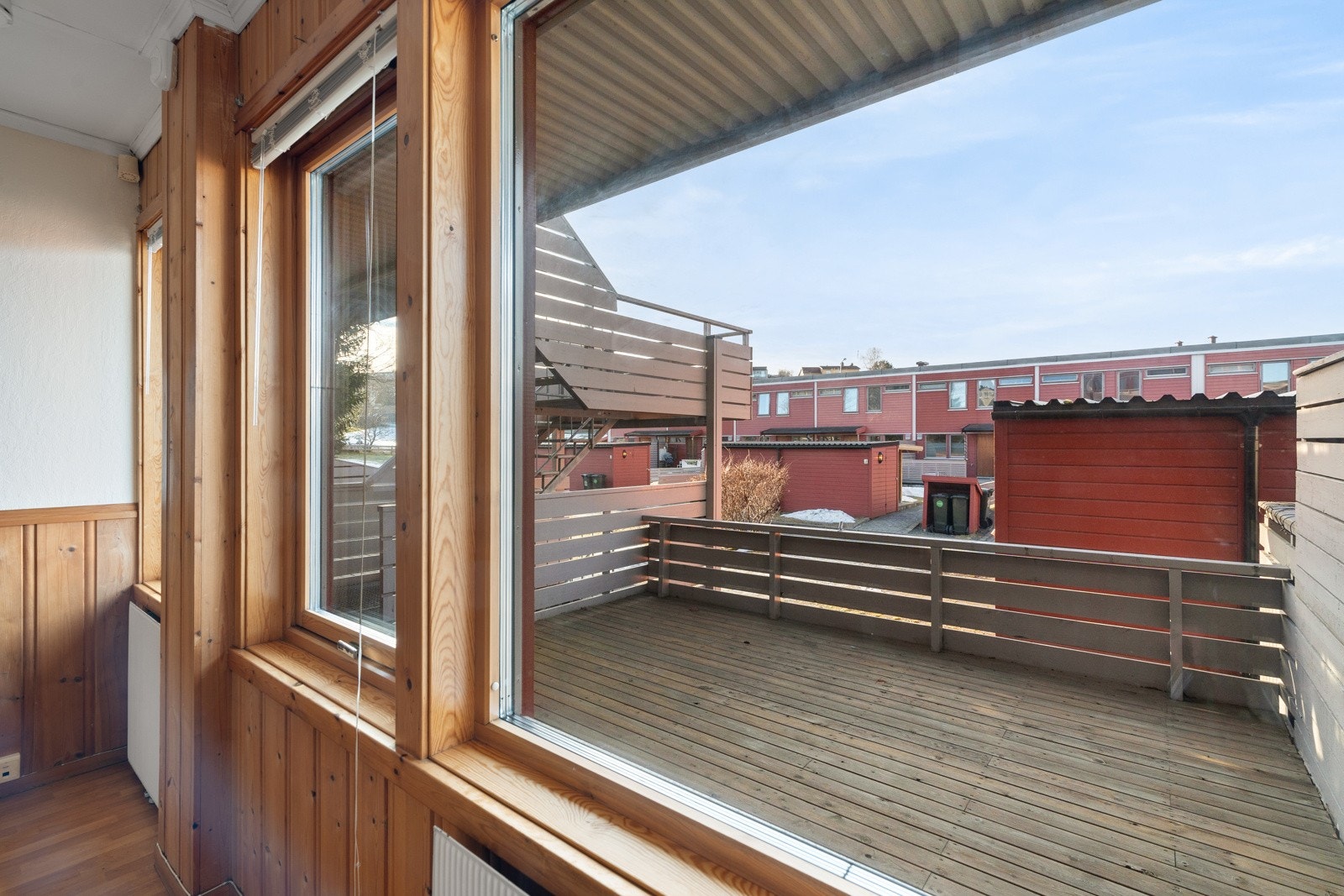 Store vindusflater tilfører rikelig med dagslys til oppholdsrommet. Galleribilde