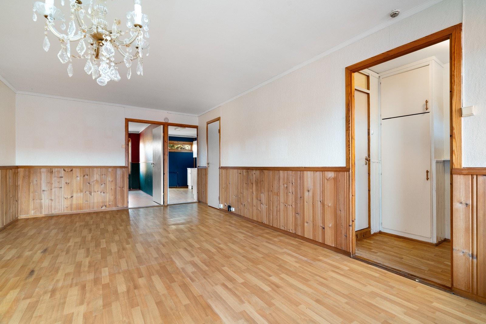 På stuen er det uttak for kabel-tv/internett som er inkludert i de månedlige felleskostnadene, samt radiatorer som gir en god og jevn varme gjennom hele året. Galleribilde