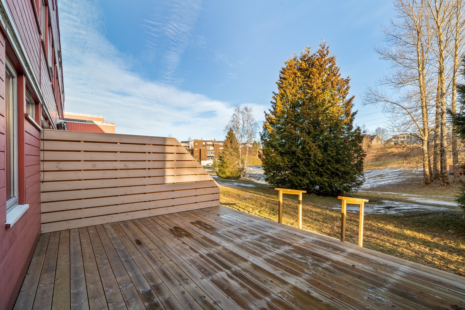 På motsatt side av leiligheten finner man en østvendt terrasse på 19,5 m² med morgen- og formiddagssol. Galleribilde