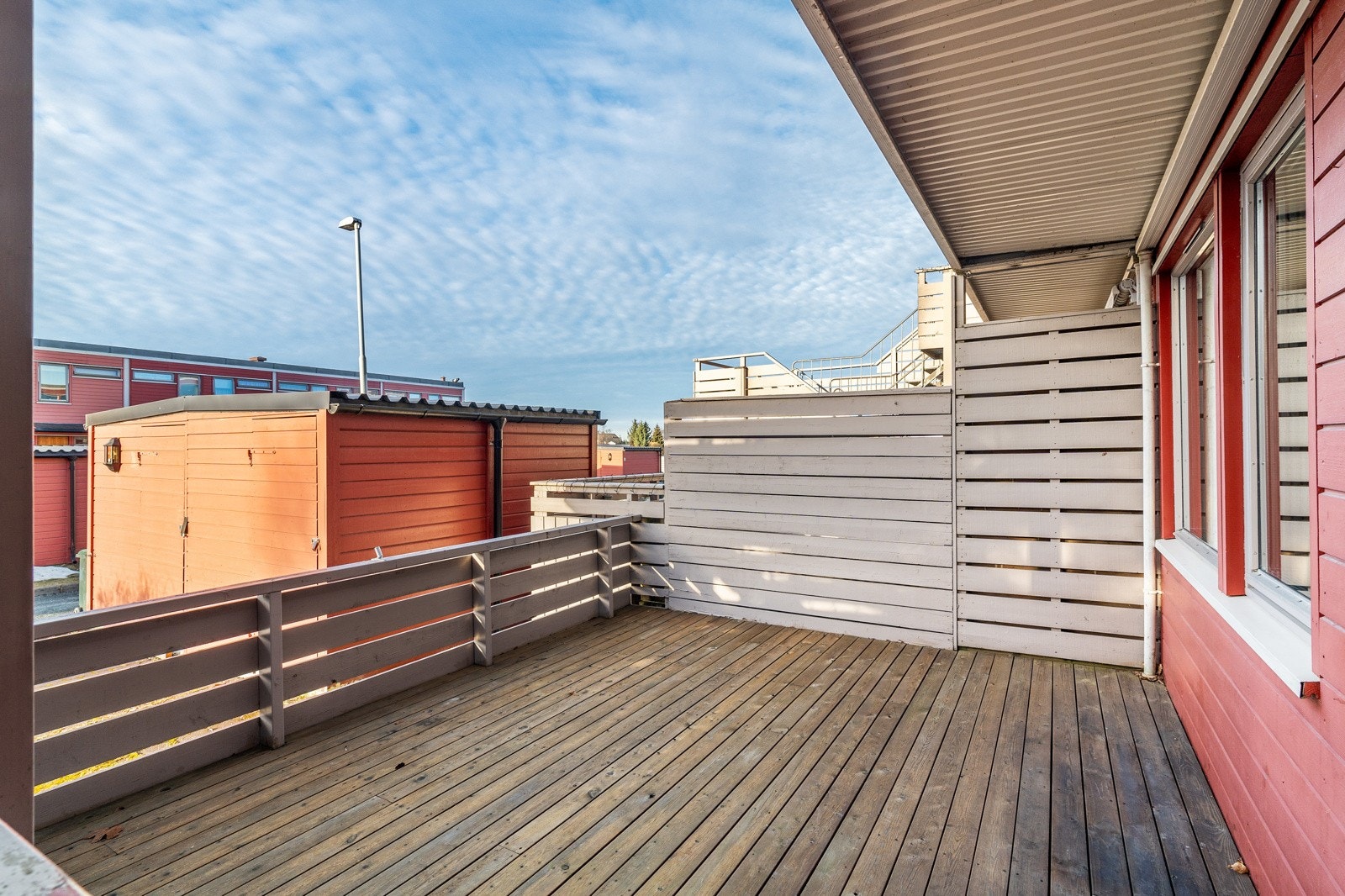 Ved inngangspartiet er det opparbeidet en større vestvendt terrasse, med gode solforhold på ettermiddag- og kveldstid. Galleribilde