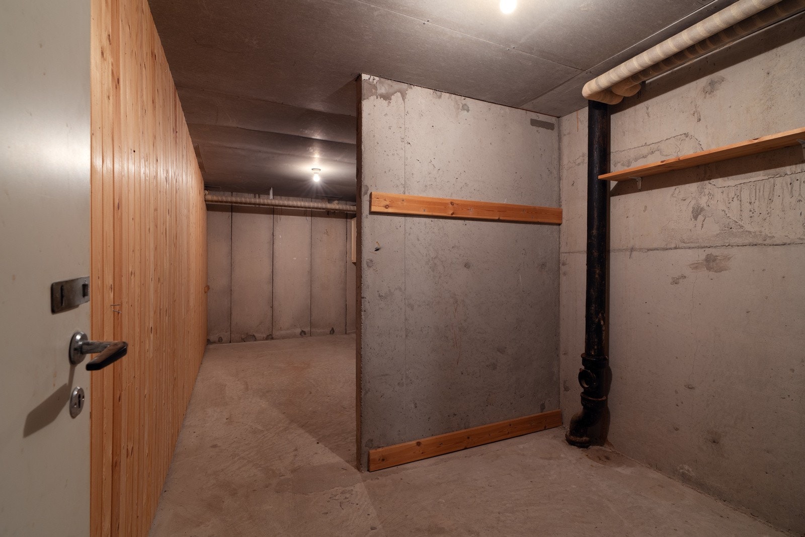 I tillegg til den innvendige boden, disponerer man rikelig med bodplass i kjelleren og i utvendig delt sportsbod. Galleribilde