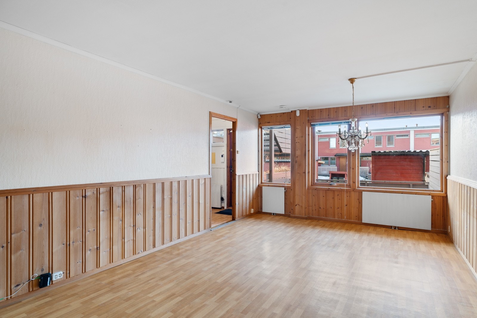 Stuen måler i underkant av 23 m² med god plass til sofagruppe, mediemøblement og spisegruppe. Galleribilde