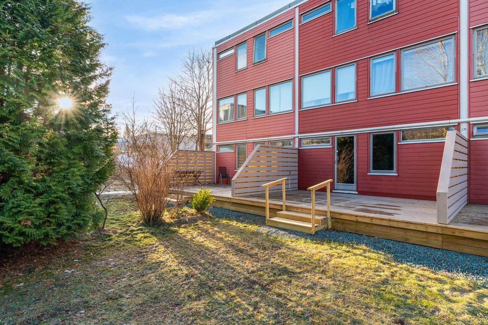 Fra kjøkkenet er det utgang til en romslig terrasse med god plass til sittegruppe. Galleribilde