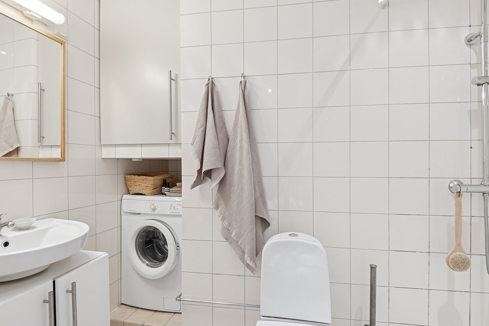 Flislagt bad med behagelig gulvvarme. Badet har opplegg for vaskemaskin. Galleribilde