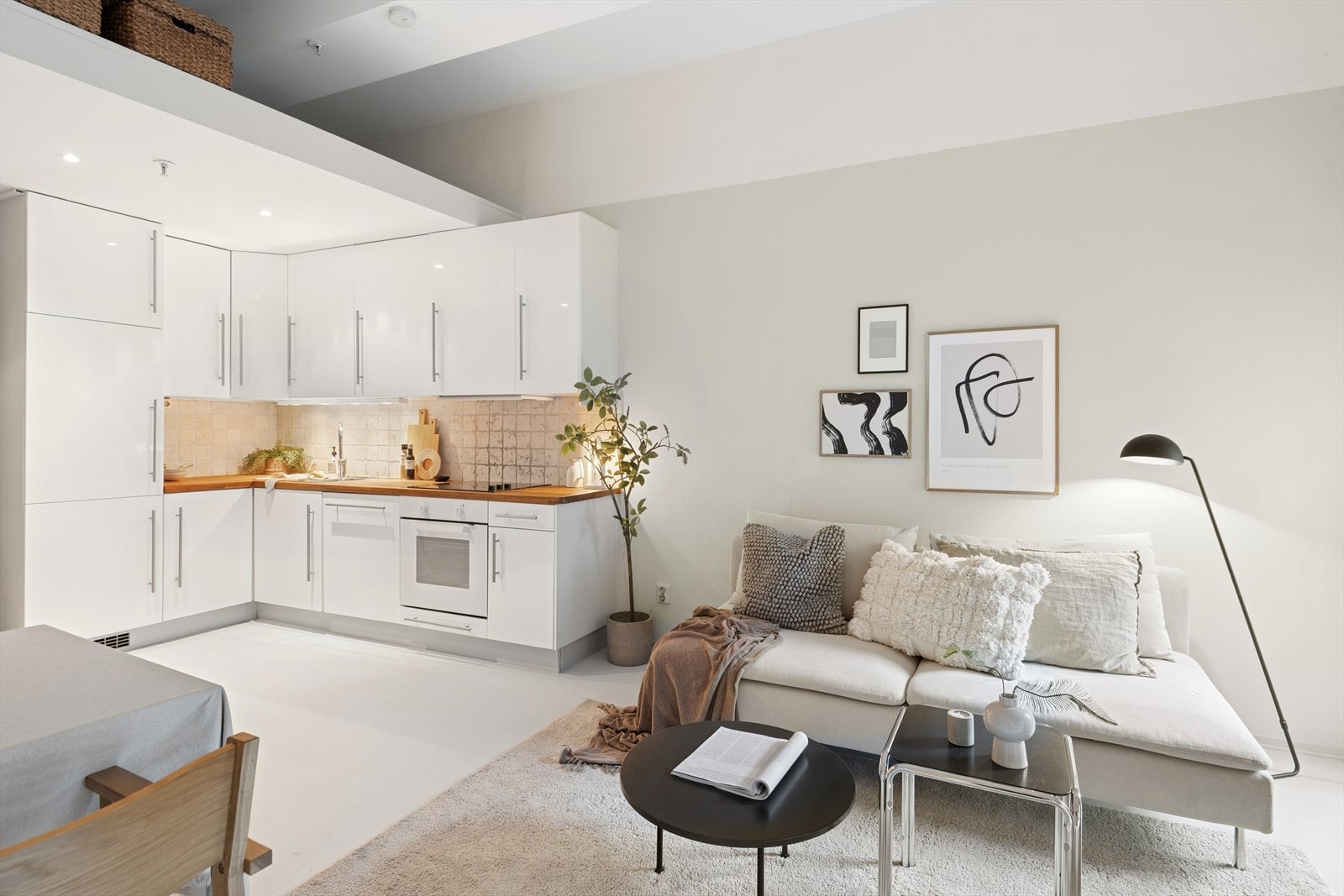 Den generøse takhøyden på 3,51 m gir en luftig romfølelse i leiligheten. Galleribilde