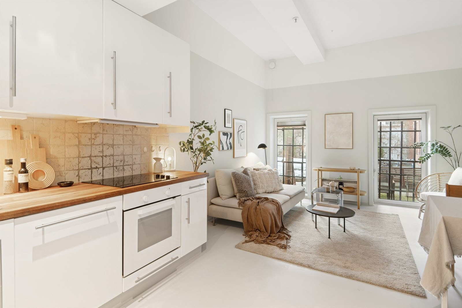 Åpen stue/kjøkkenløsning med naturlig plass til sofa og spisebord. Galleribilde