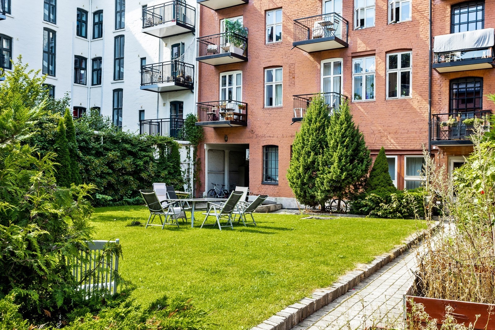 Stille og idyllisk bakgård om sommeren. Galleribilde