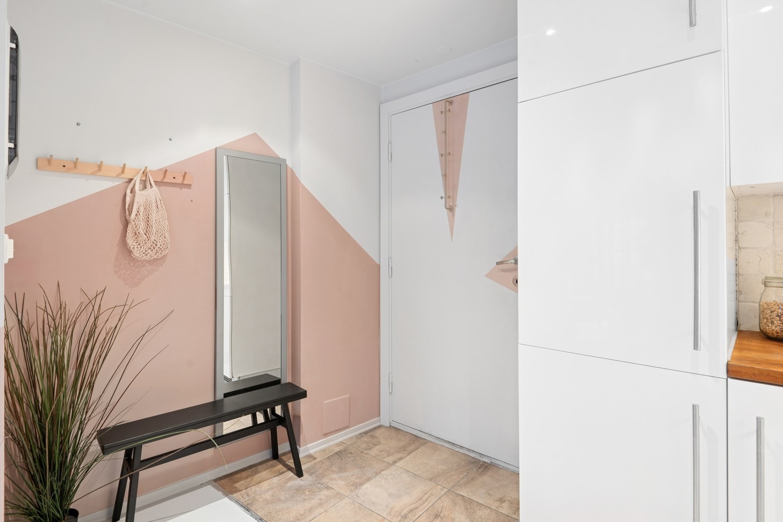 Entré med plass til å sette far seg sko og henge opp yttertøy. Galleribilde