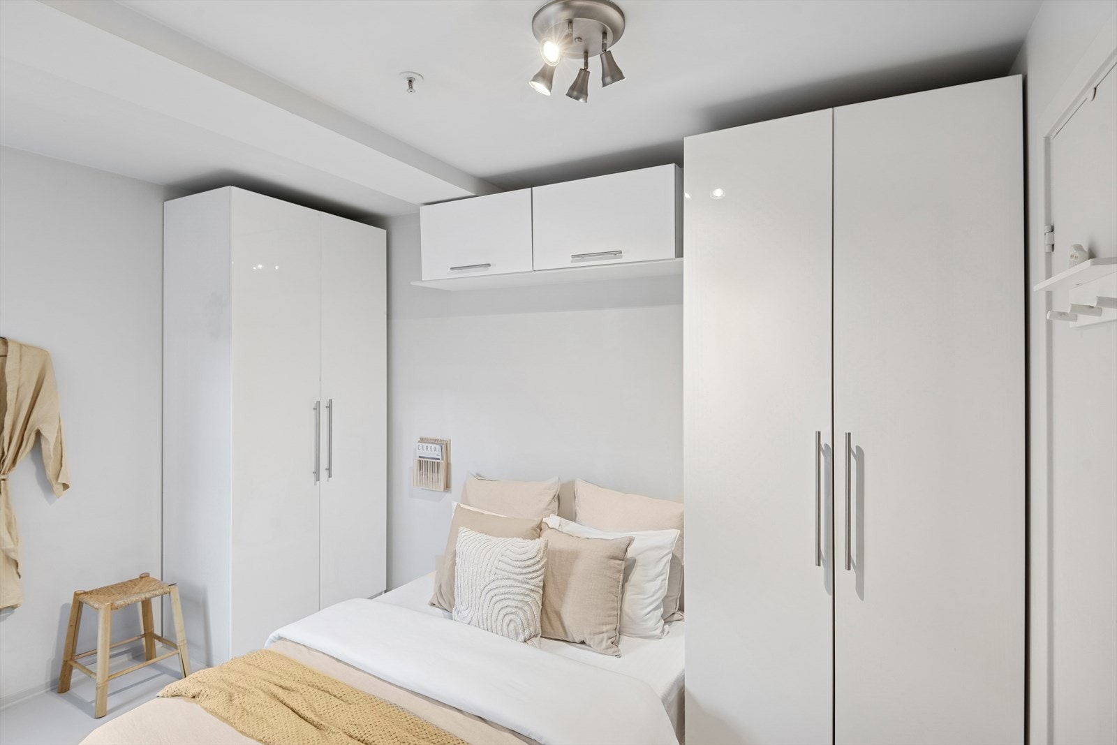 Soverommet har gode oppbevaringsløsninger, plass til dobbeltseng og tilhørende møblement. Galleribilde