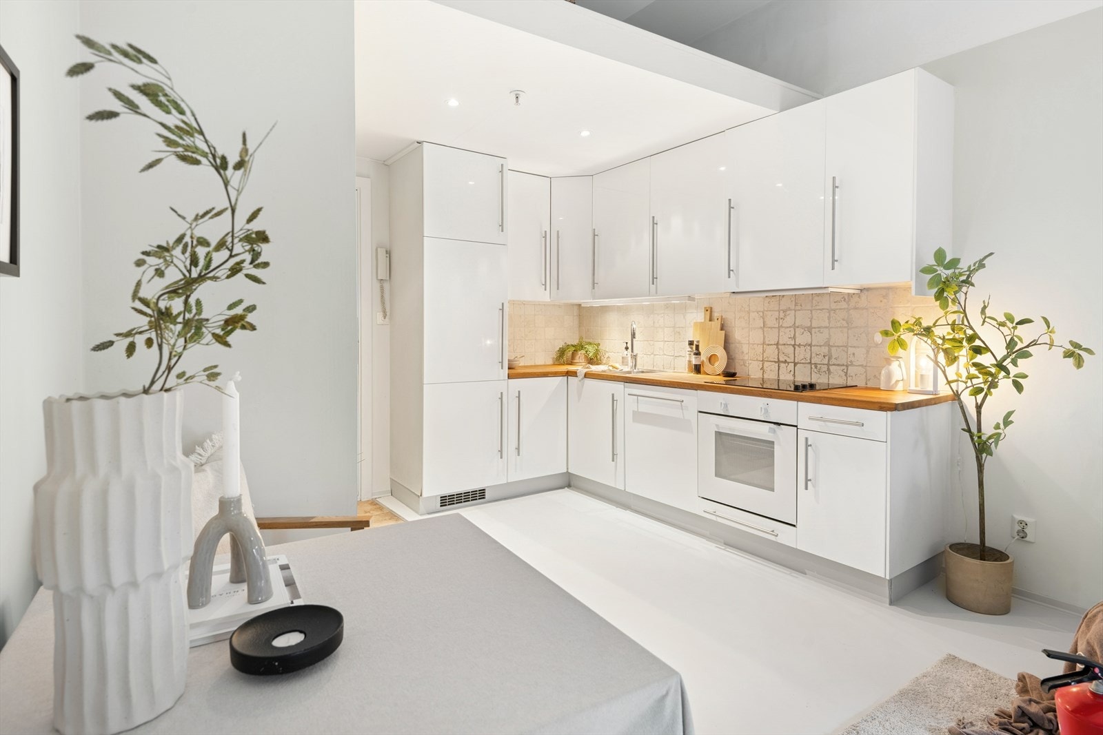 Kjøkkenet har rikelig med oppbevaringsplass. Galleribilde