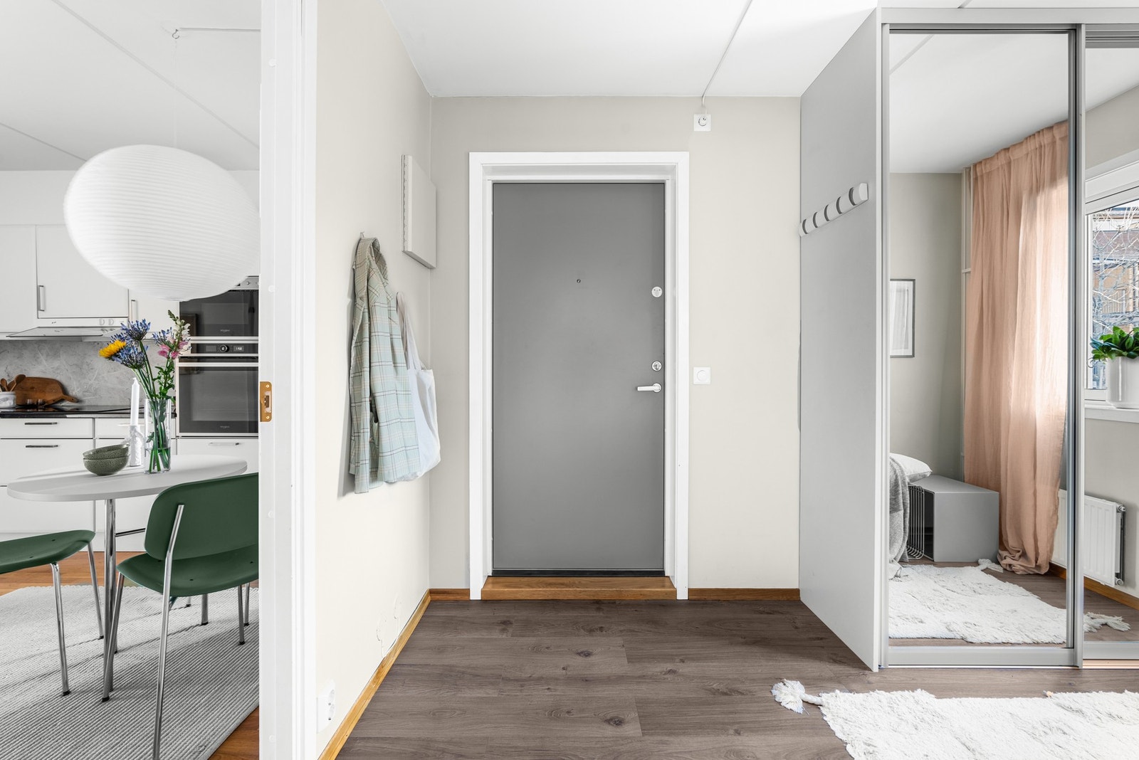 Leiligheten har en romslig entré med større skyvedørsgarderobe som gir et godt førsteinntrykk. Det er valgt praktisk laminat på gulv. Galleribilde