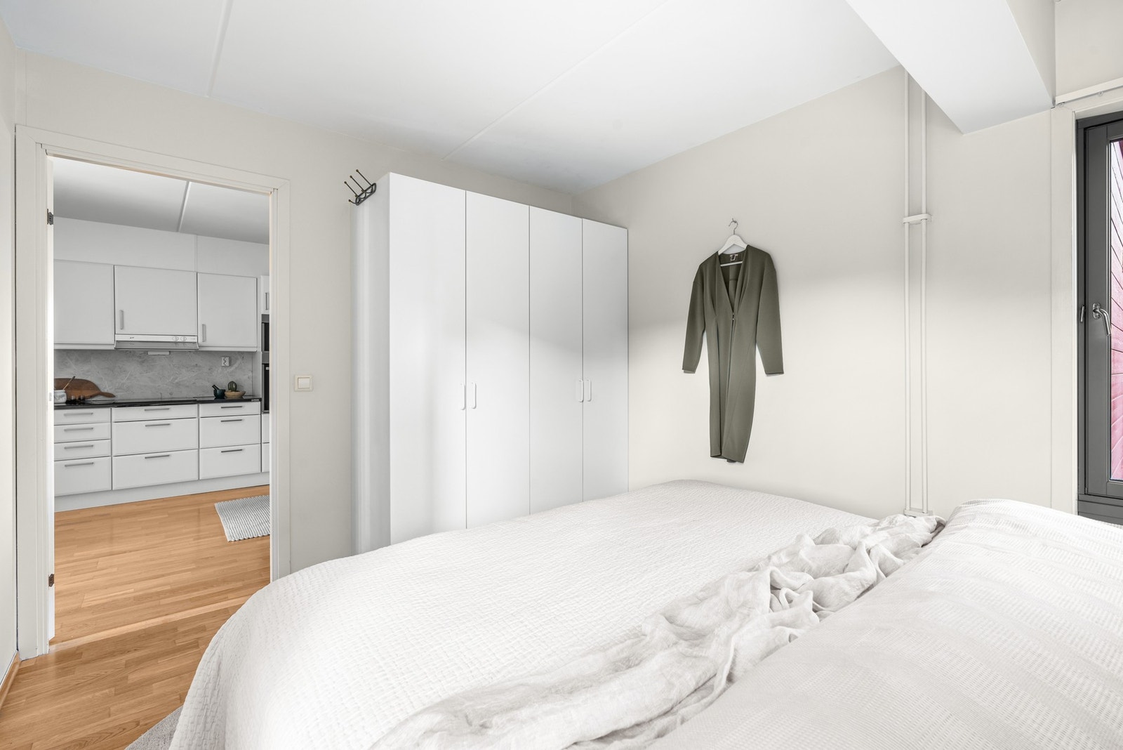 I tillegg til at det er plass til en større dobbeltseng er det også mulig å innrede med en god garderobeløsning. Galleribilde