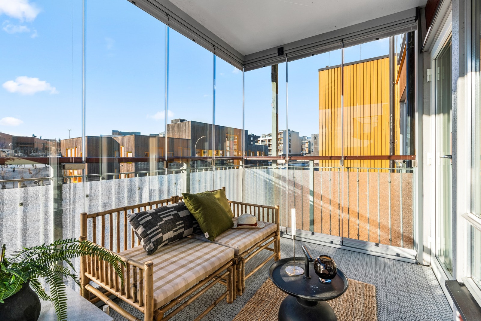 Balkongen er på ca. 7,5 og oppleves usjenert da det ikke er noen rett ved siden av. Det er plass til både utemøblement og grill. Galleribilde