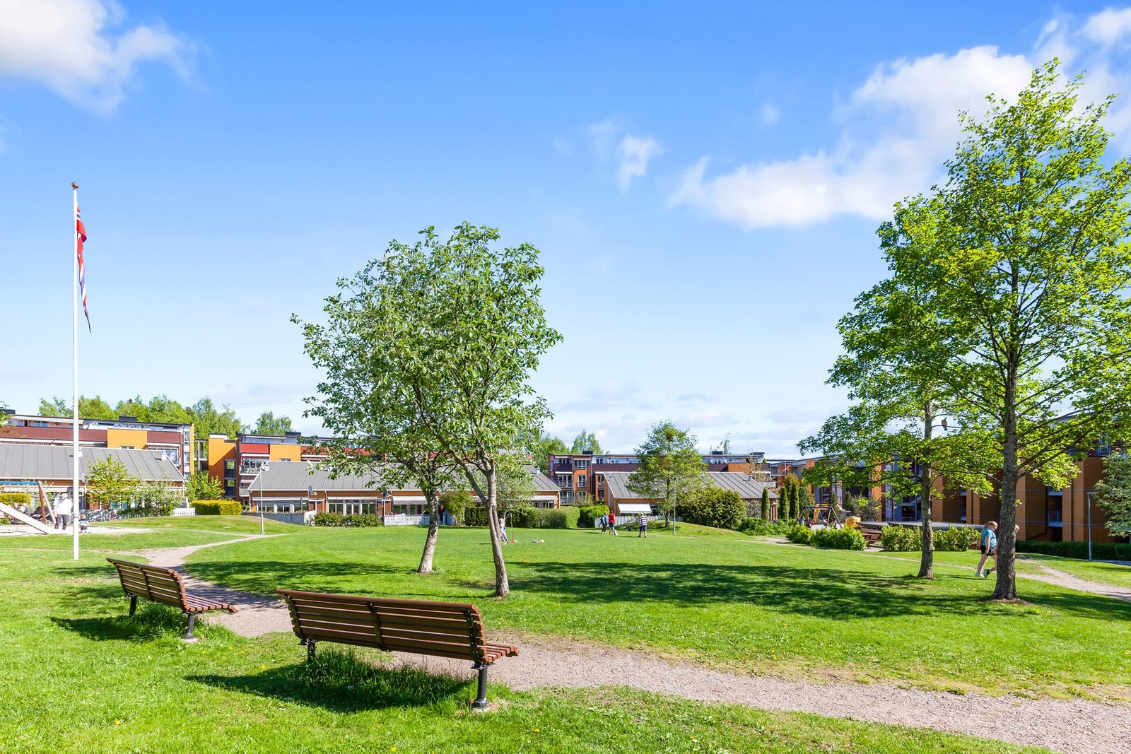 Lunden hageby består av flere borettslag, sameier og rekkehus, og er et meget populært boligfelt. Lillomarka ligger innenfor gangavstand. Galleribilde