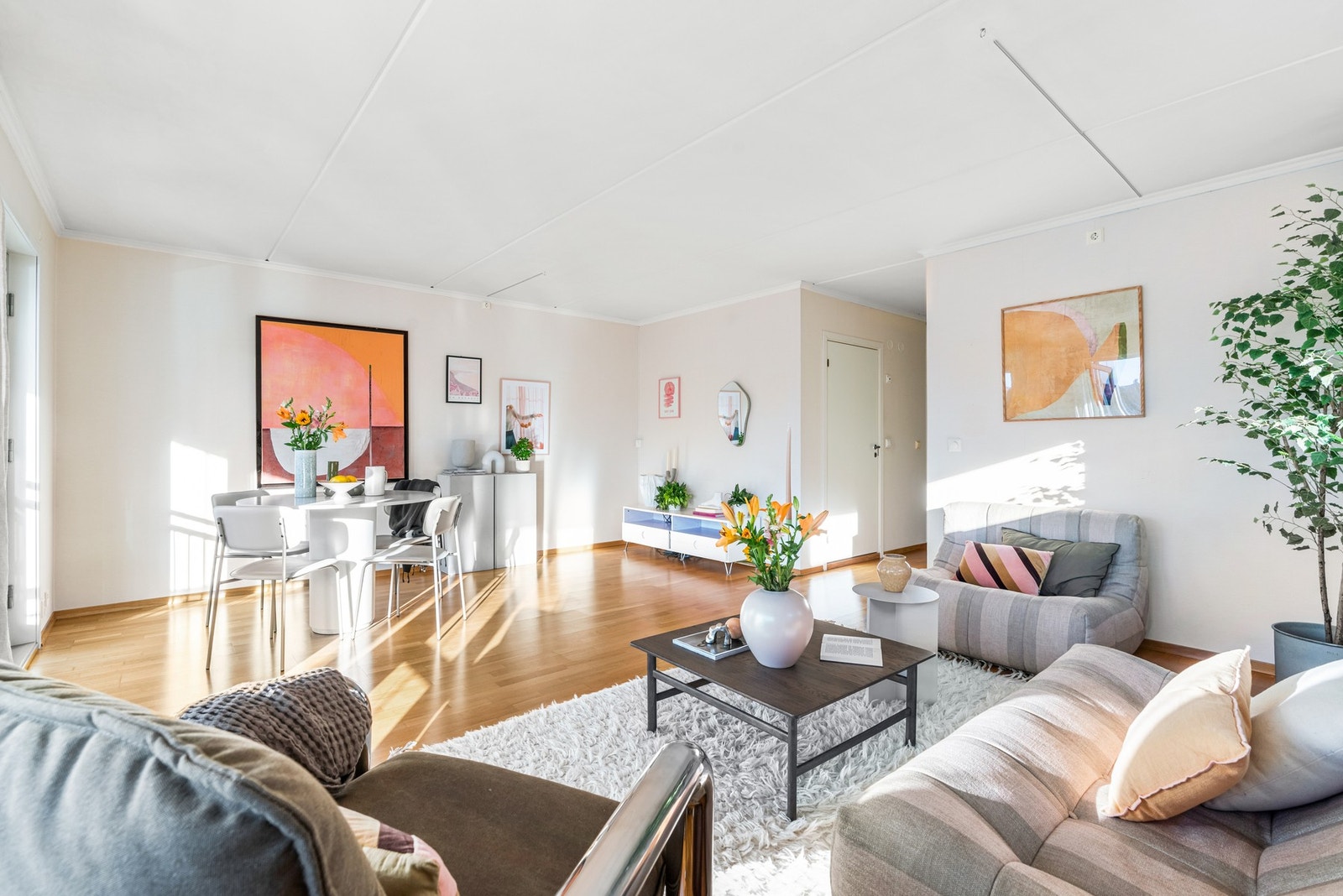 Stuens størrelse gir god plass til å innrede med både sofamøblement og en større spisegruppe. Galleribilde