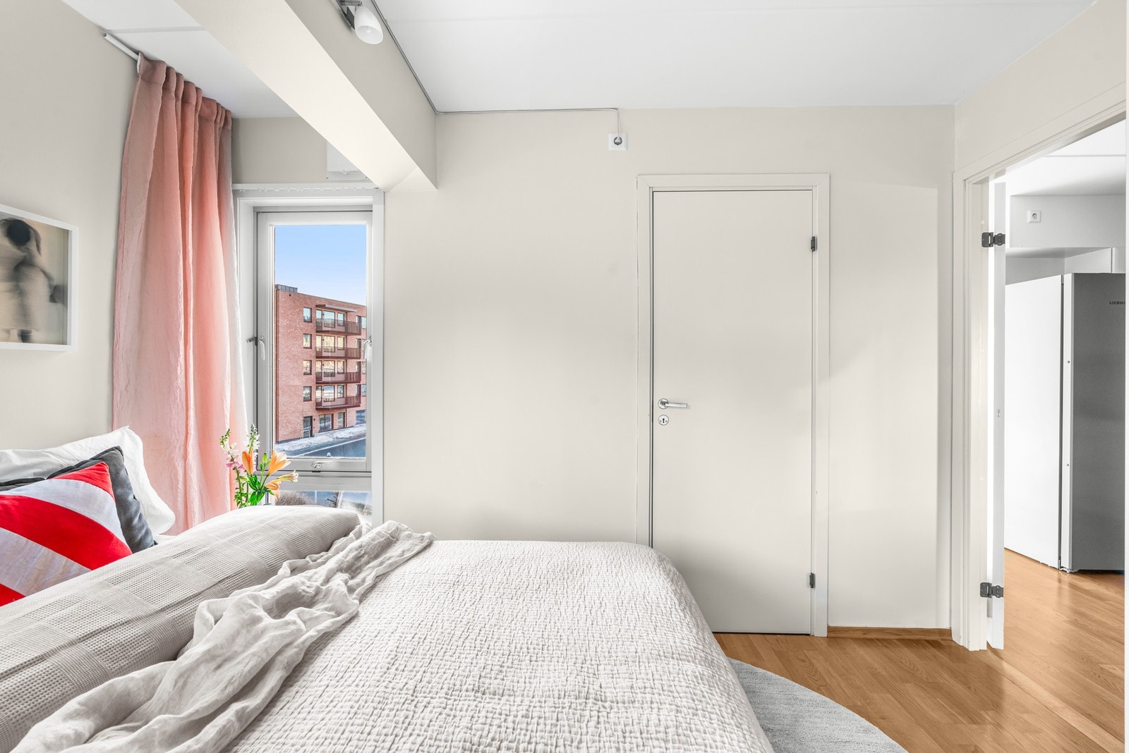 På dette soverommet er det direkte tilgang til en praktisk bod. Mange benytter dette som et garderoberom. Galleribilde