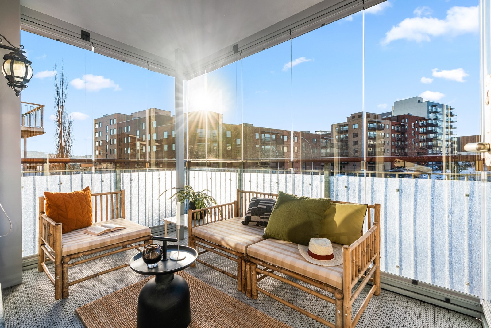 Balkongen er vestvendt og har meget gode solforhold året rundt. Galleribilde