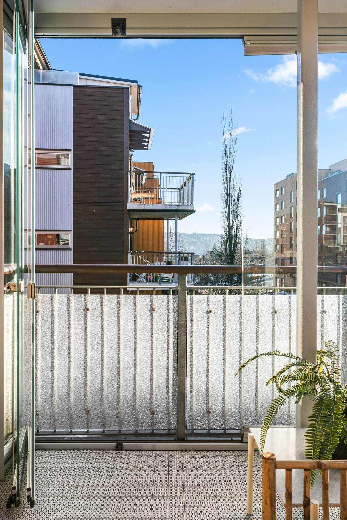 Balkongen ble innglasset i 2019. Det er montert innvendige plissegardiner og dørene kan skyves til siden. Galleribilde