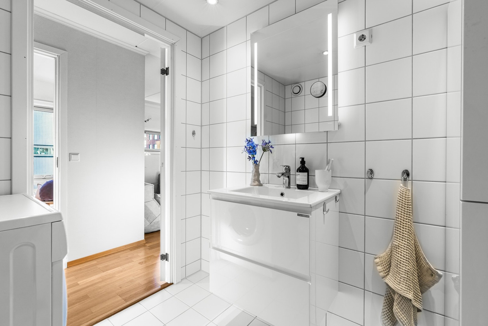 Det ble bl.a. oppgradert med ny membran på gulv, fliser, sanitærutstyr og innredning. Det er varmekabler og downlights. Galleribilde