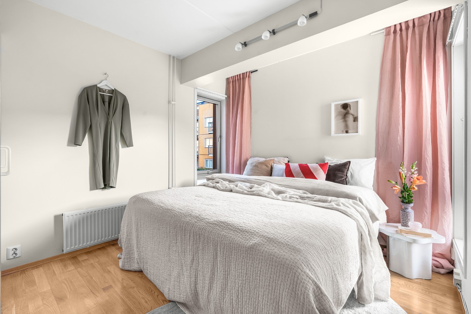 Leiligheten inneholder tre soverom der dette er hovedsoverommet og det største. Galleribilde