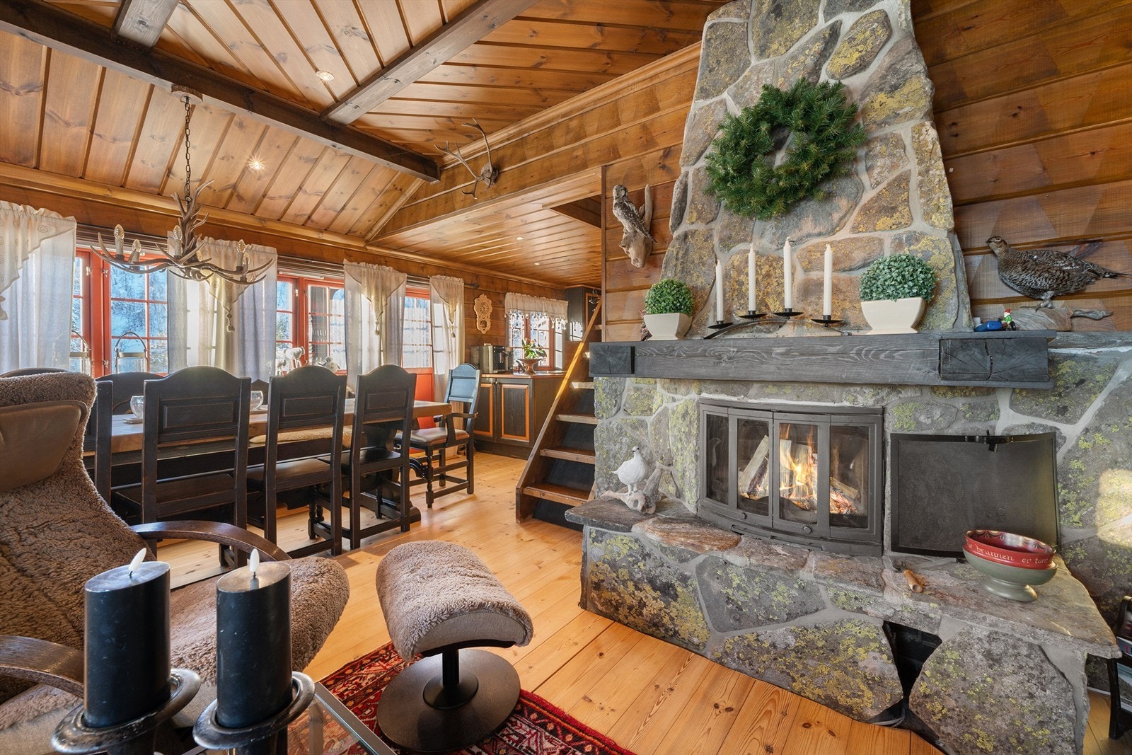 Stue med flott peisovn i naturstein. Galleribilde