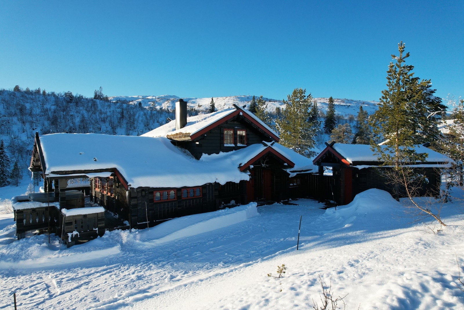 Velkommen til Hallbjønnsekken 49. Inngangspartiet. Boden til høyre. Galleribilde