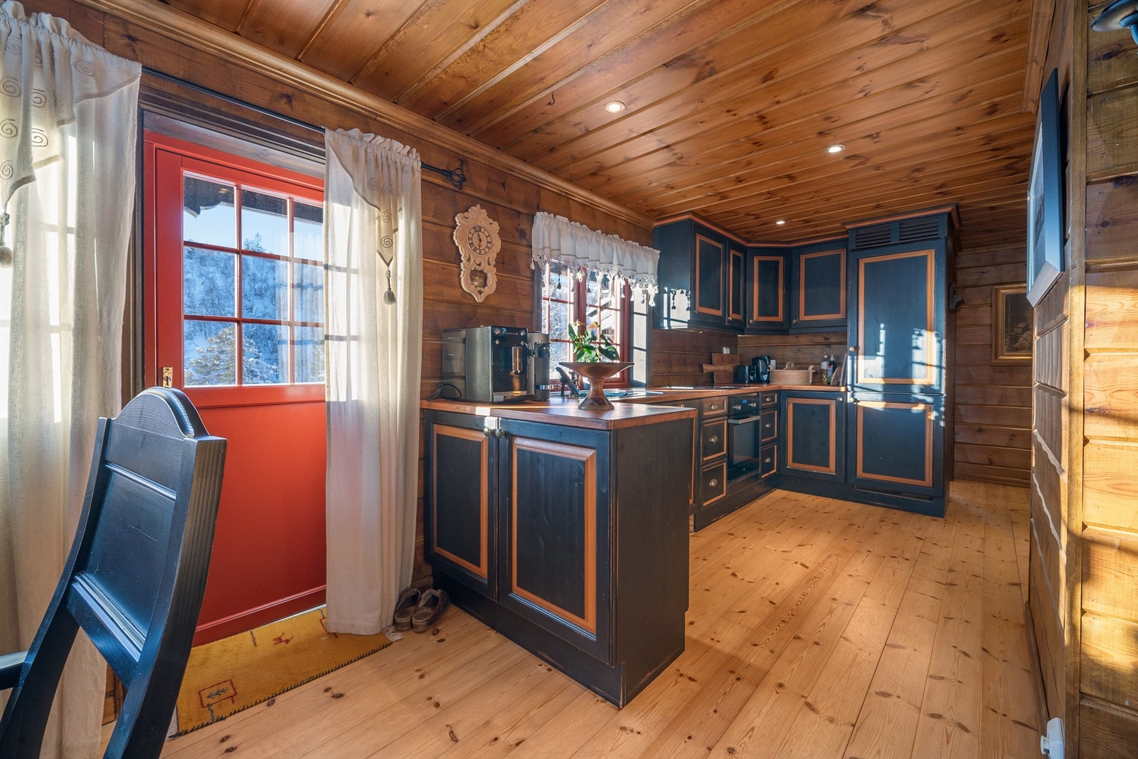 Utgang solrik terrasse mellom stue og kjøkken. Galleribilde