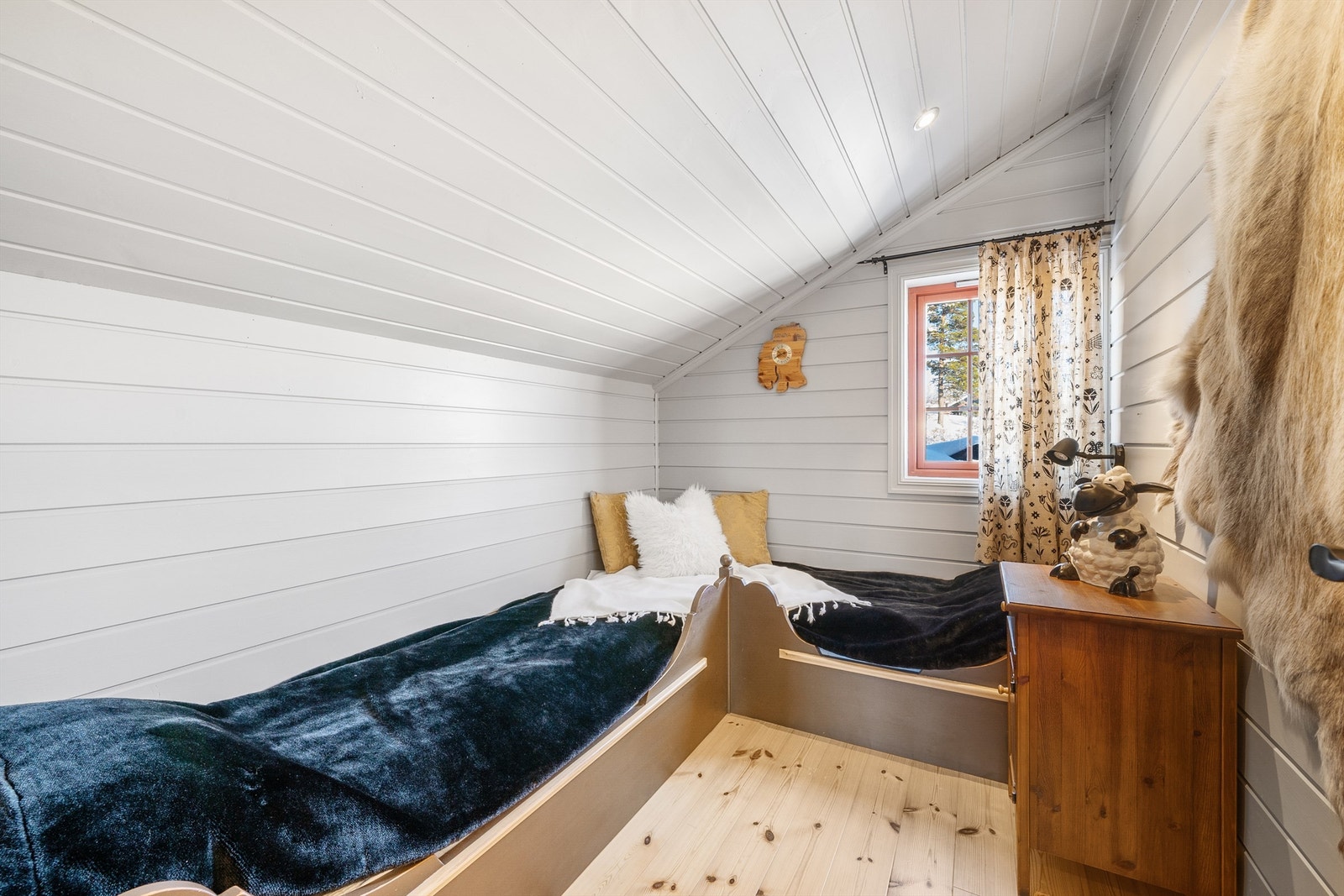 Soverom 2 i 2. etg. Plassbygget seng. Galleribilde