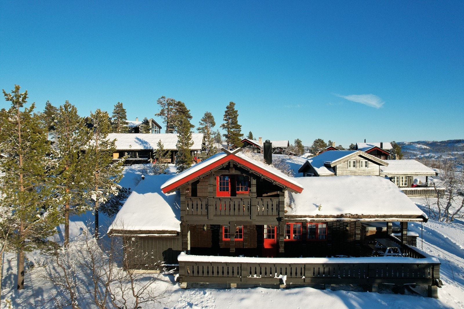 Stor solrik usjenert terrasse på to sider av hytten. Galleribilde