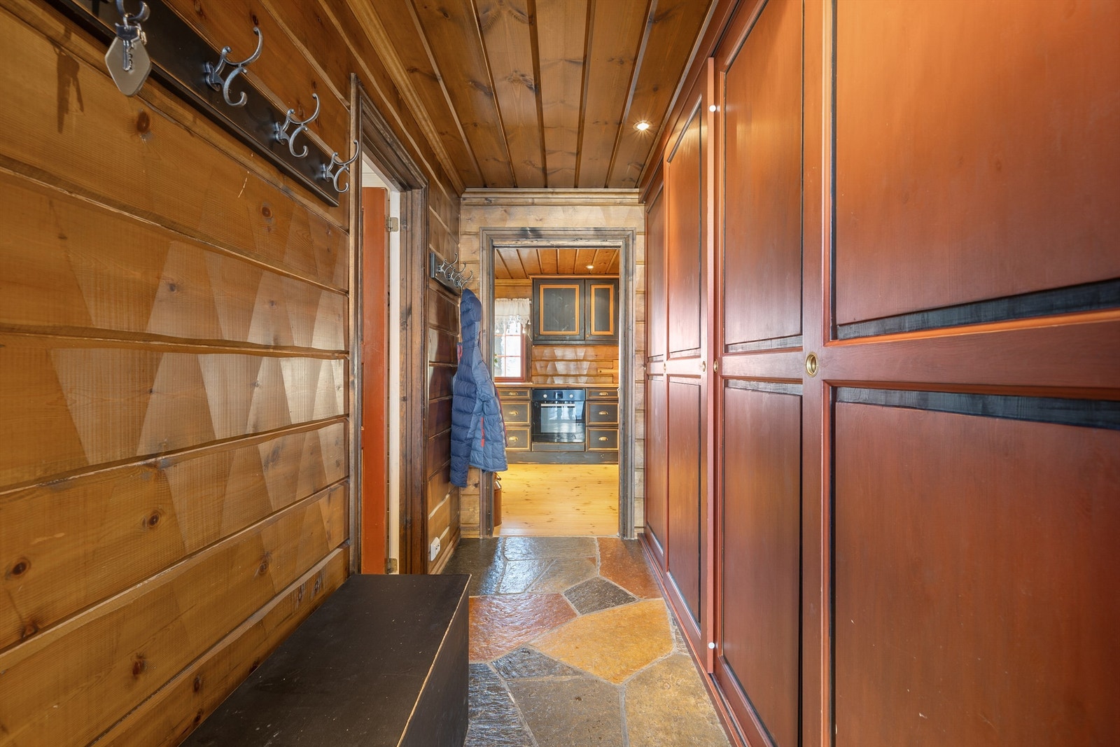 Vindfang med skyvedørsgarderobe. Galleribilde