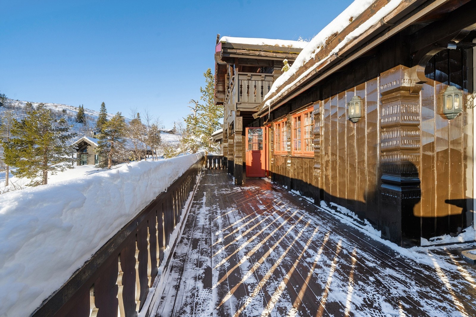 Stor solrik terrasse. Galleribilde