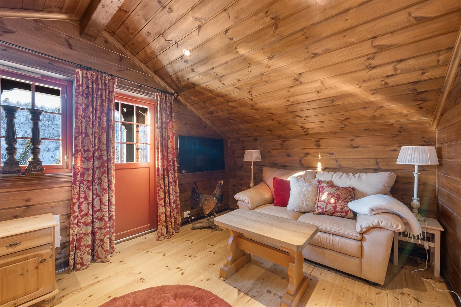 Loftstue med plassbygget seng og utgang balkong. Galleribilde