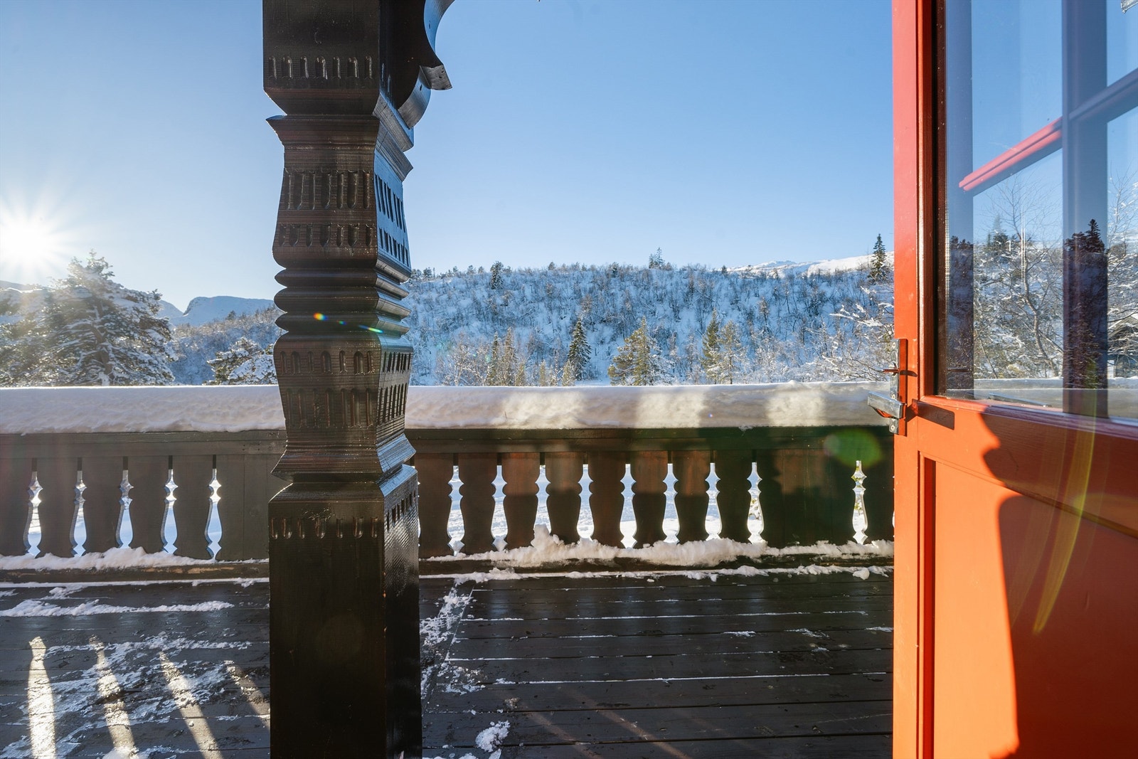 Utgangen fra stue/ kjøkken. Galleribilde