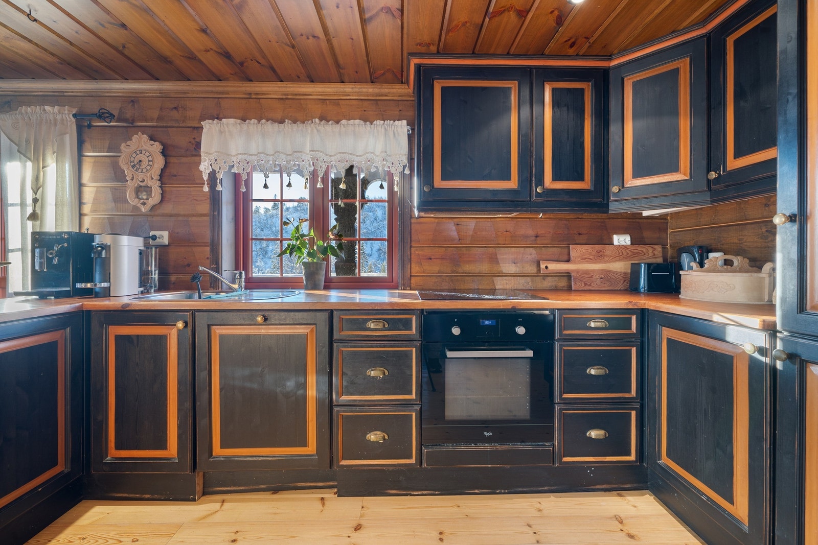 Kjøkken har godt med skap og benkplass. Integrerte hvitevarer. Galleribilde