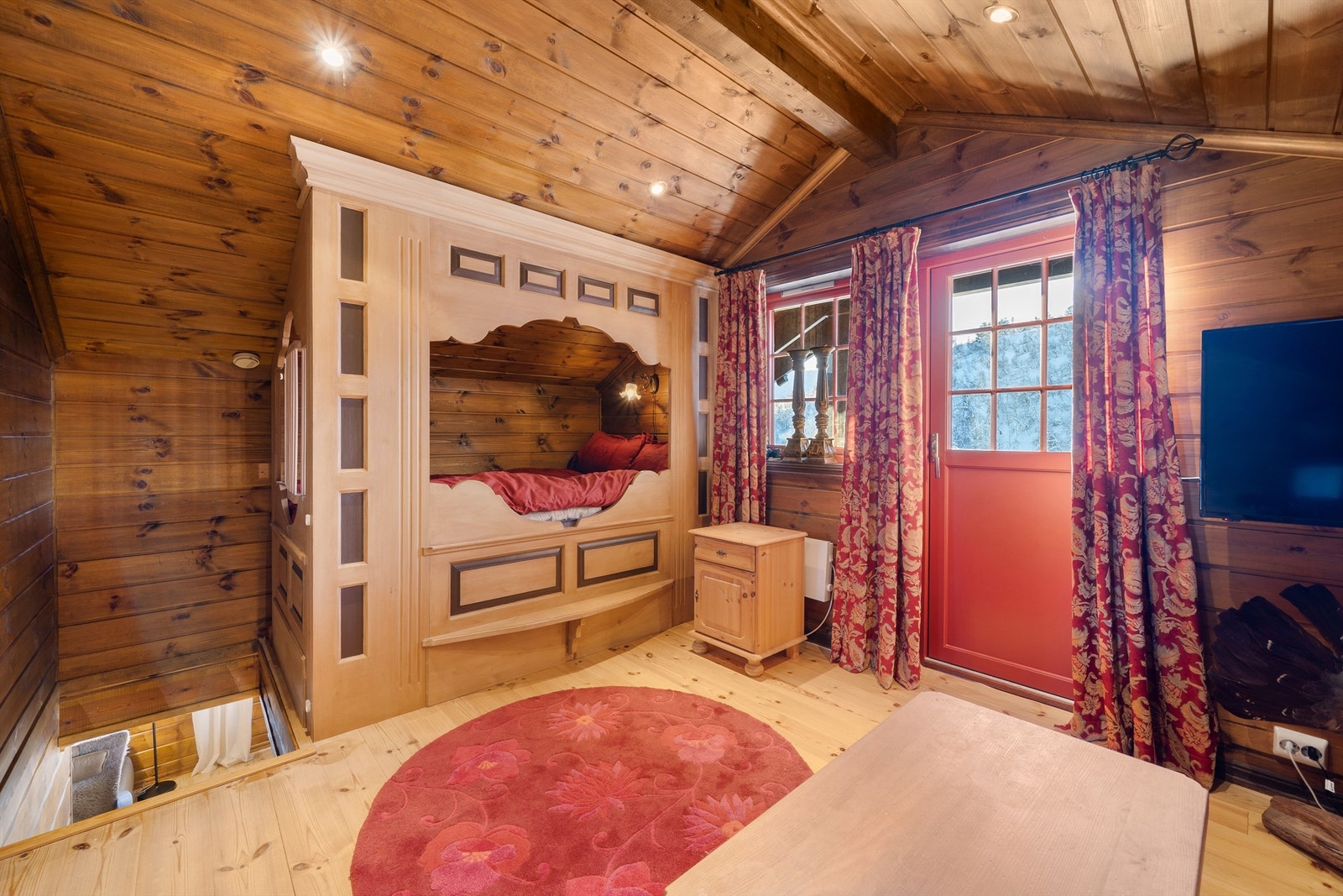 Loftstue med plassbygget seng og utgang balkong. Galleribilde