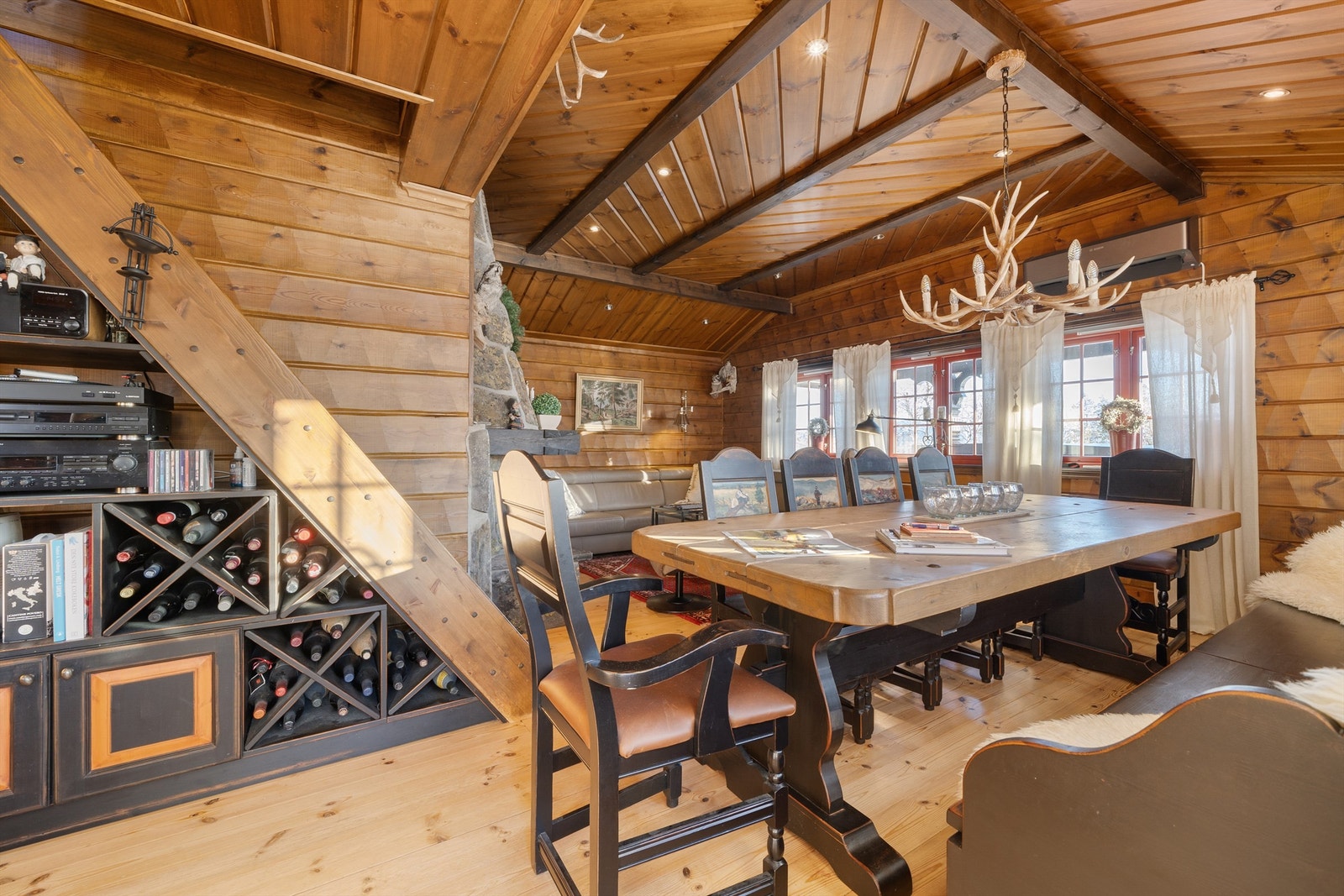 Fra spiseplassen mot stuen. Galleribilde