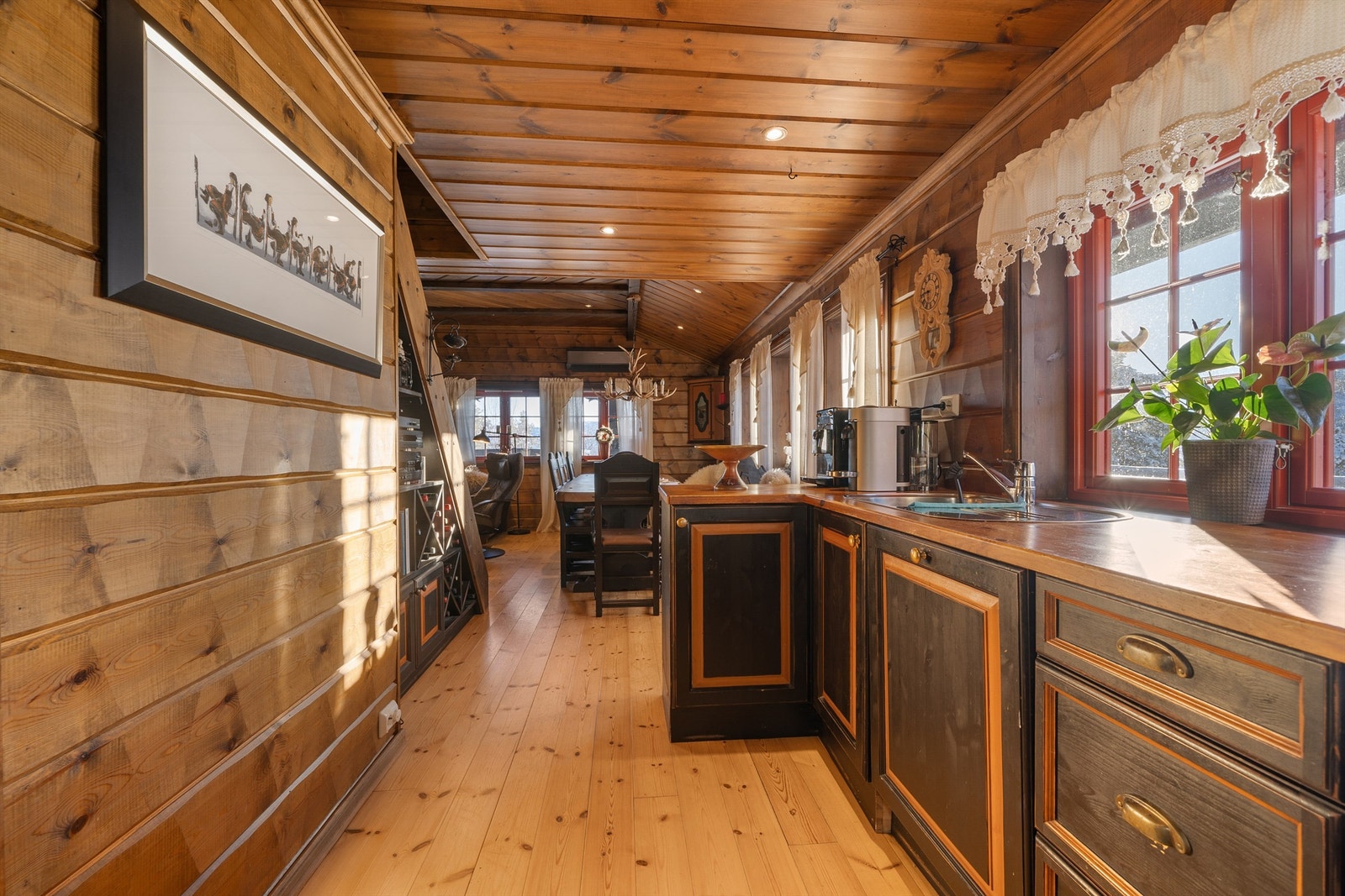 Fra kjøkken mot stue. Galleribilde