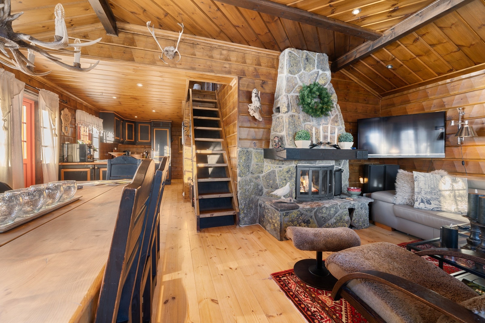 Stue med spiseplass mot kjøkken. Galleribilde