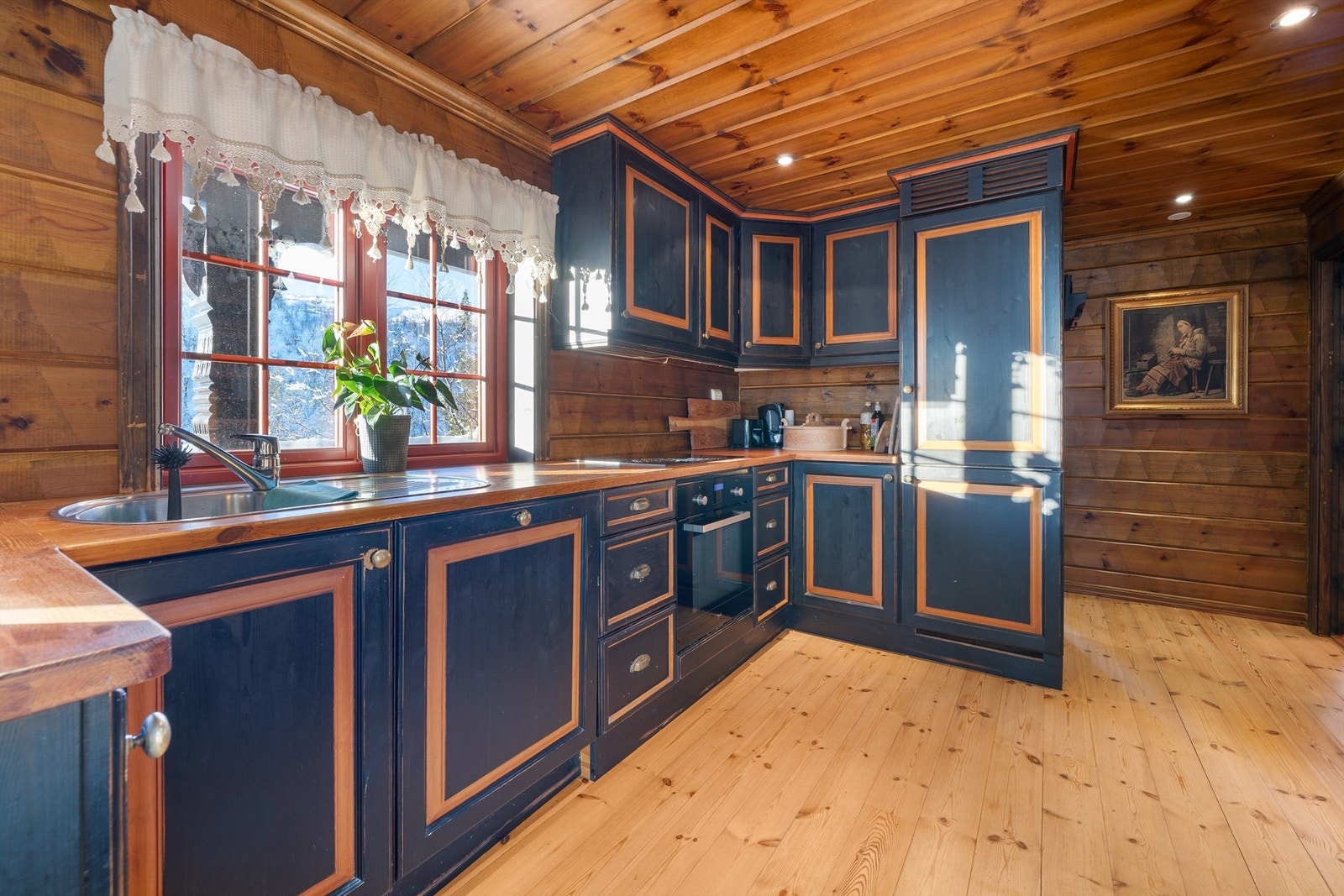 Kjøkken har godt med skap og benkplass. Integrerte hvitevarer. Galleribilde