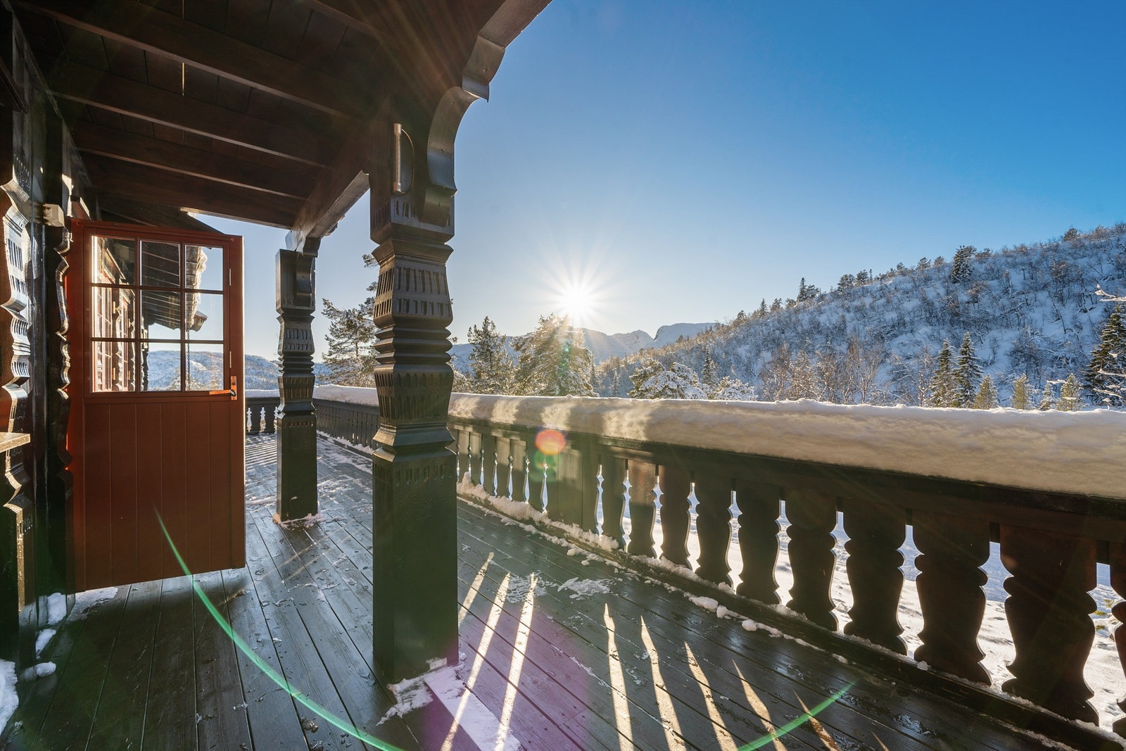 Stor solrik terrassse. Usjenert. Galleribilde