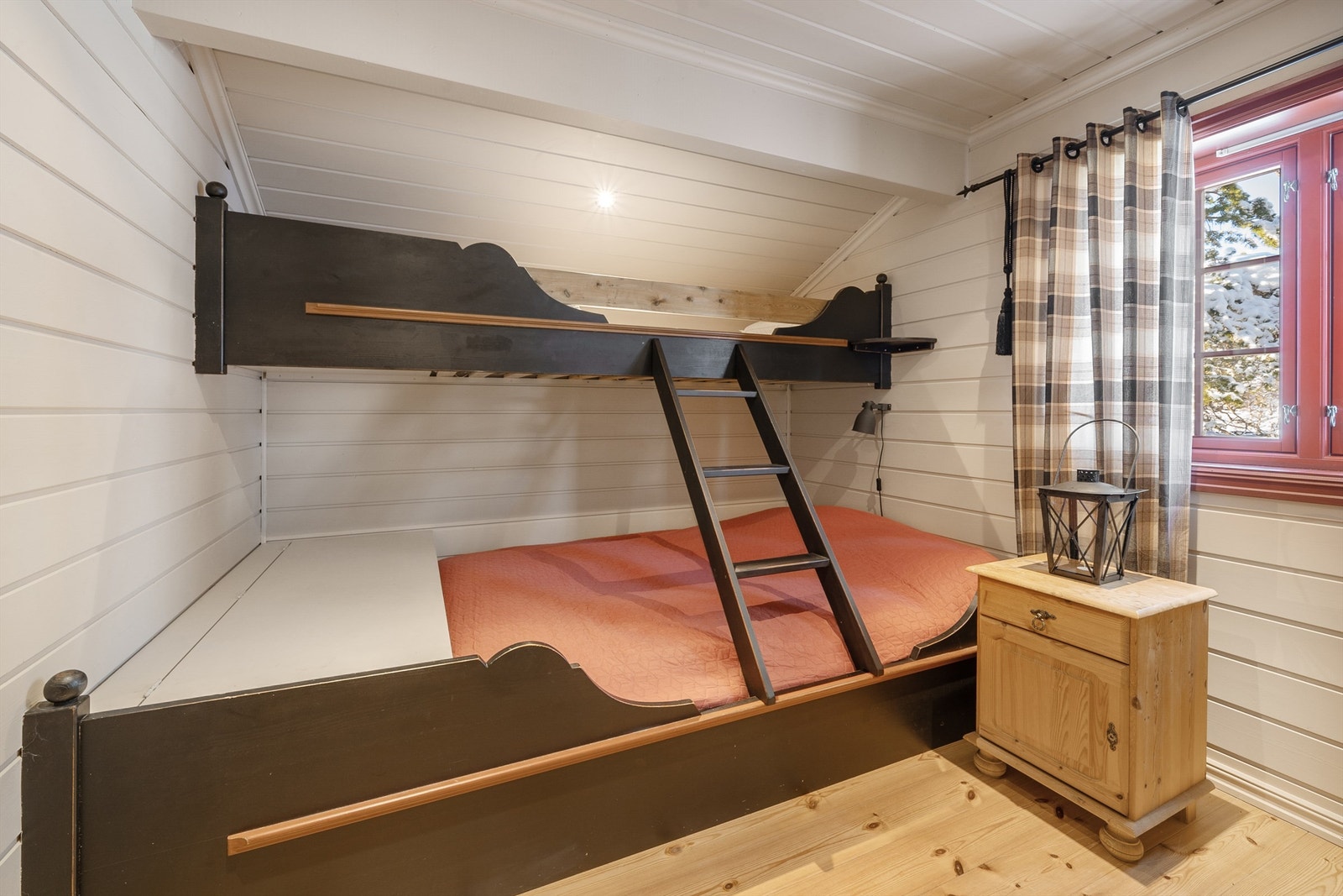 Soverom 2 i 1 etg. Plassbygget familiekøye med dobbeltseng nede. Galleribilde