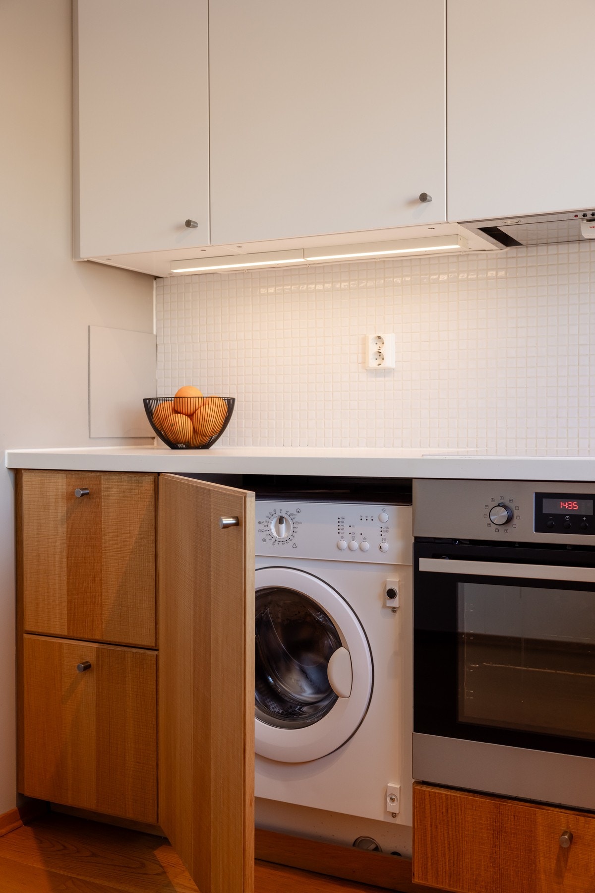 Kjøkkenet er utstyrt med integrerte hvitevarer, inkludert stekeovn, kjøl/frys og oppvaskmaskin, samt opplegg for vaskemaskin skjult bak skapfront. Galleribilde