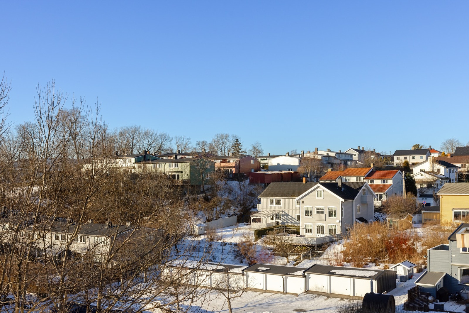 Gjennom borettslaget er det muligheter for å leie parkeringsplasser gjennom venteliste system. Galleribilde
